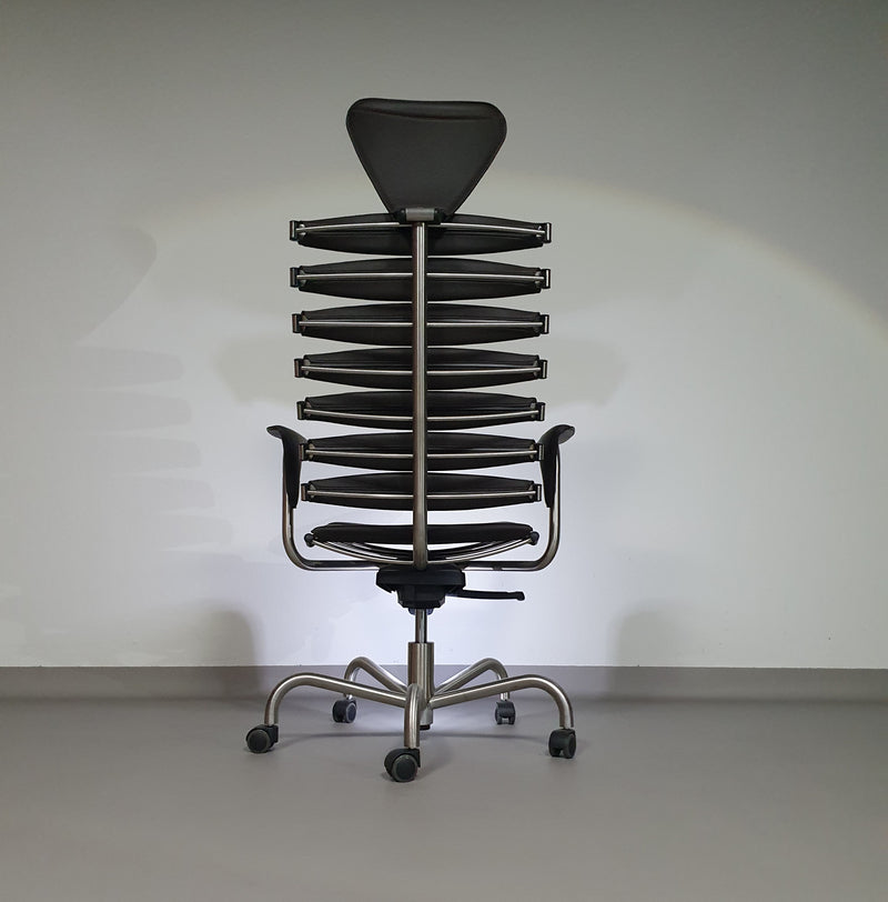 De Sede DS-2100/161 directiestoel uit onze design Home Office collectie.
 Nieuwstaat
 Donkerbruin leer