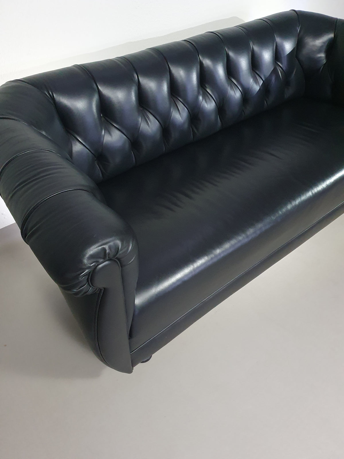 Rotonda sofa designed by Anna Gili originates from the Mastrangelo exposition in 1997 at The Frozen Fountain in Amsterdam