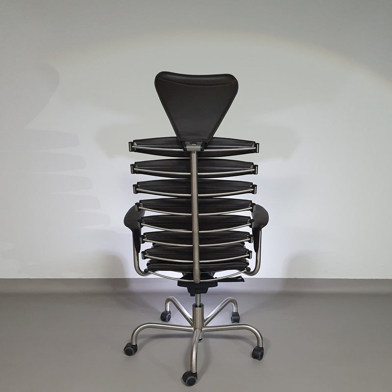 De Sede DS-2100/161 directiestoel uit onze design Home Office collectie.
 Nieuwstaat
 Donkerbruin leer