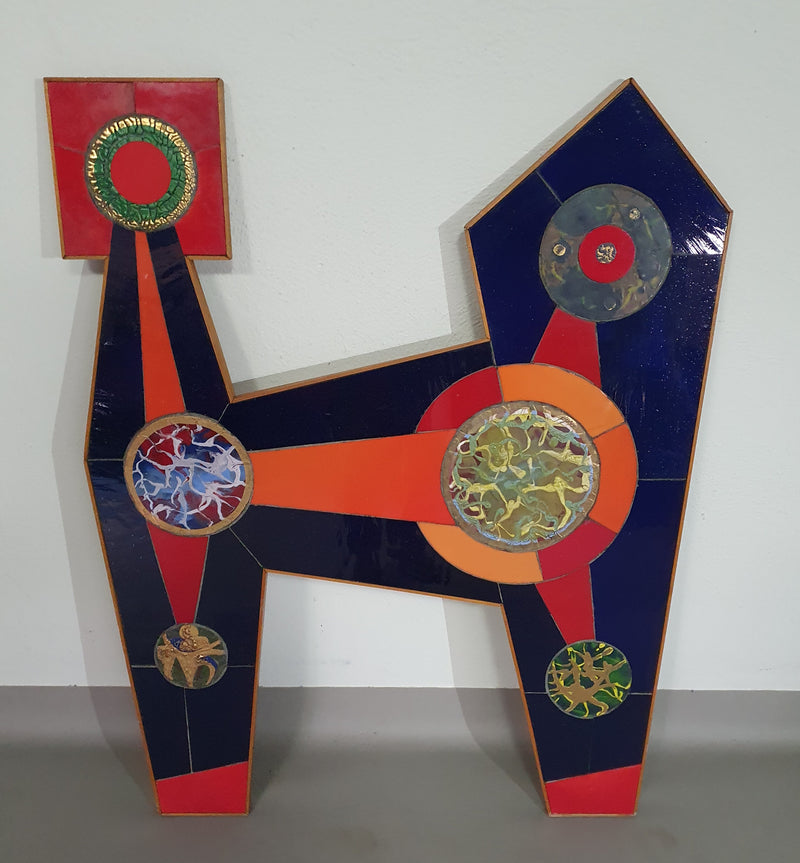 Groot geëmailleerd, iriserend glazen tableau / wandsculptuur uit het midden van de vorige eeuw. Breed 80 cm. Hoogte 100 cm. Gesigneerd Frans Heijnen / Swalmen / getiteld "beest" (dier) Jaren 60