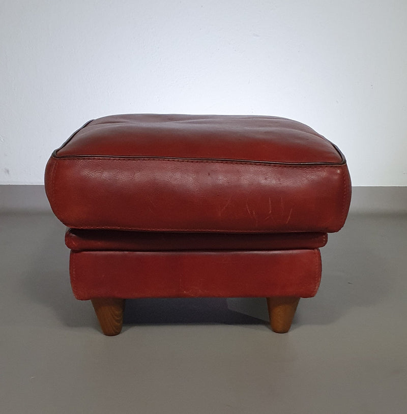 BAXTER hocker/poef in stierenleer.
 Kashmir Rubis kleur 1993