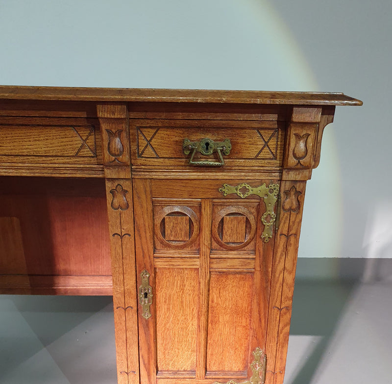 Art & Craft desk early 1920's

Height  78
Width 135
Depth 60 cm