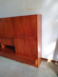 Grote wandkast V-vorm 360 x 175 cm
 Bestaat uit 4 boven delen ( met bureauklep) en 4 onderdelen met lades jaren 60