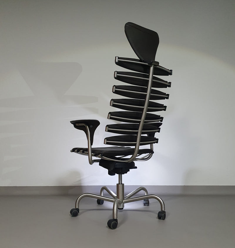 De Sede DS-2100/161 directiestoel uit onze design Home Office collectie.
 Nieuwstaat
 Donkerbruin leer
