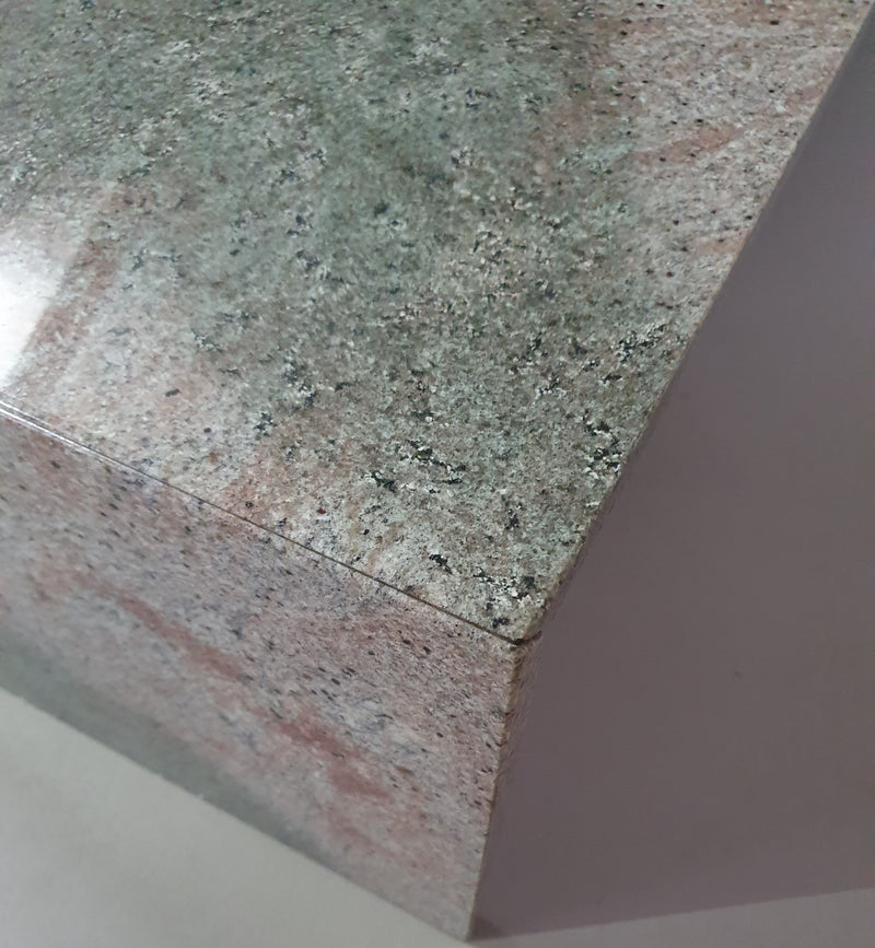 Een grote granieten salontafel met een vrije vorm, drie rechte lijnen die contrasteren met een golvend front. Jaren 70