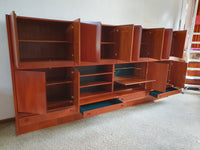 Grote wandkast V-vorm 360 x 175 cm
 Bestaat uit 4 boven delen ( met bureauklep) en 4 onderdelen met lades jaren 60