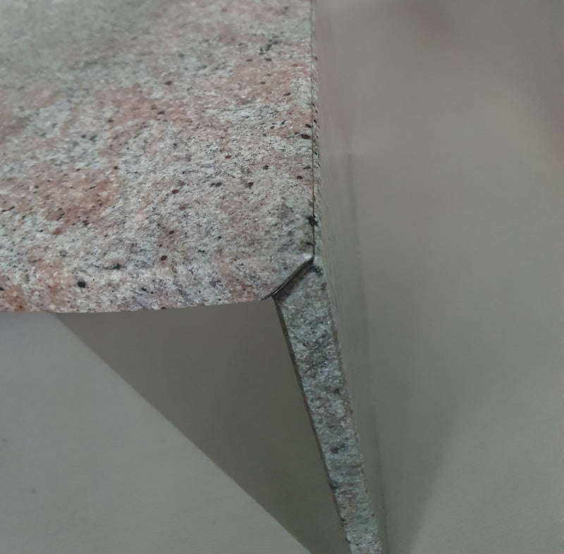 Een grote granieten salontafel met een vrije vorm, drie rechte lijnen die contrasteren met een golvend front. Jaren 70