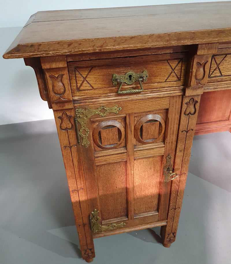 Art & Craft desk early 1920's

Height  78
Width 135
Depth 60 cm