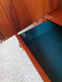 Grote wandkast V-vorm 360 x 175 cm
 Bestaat uit 4 boven delen ( met bureauklep) en 4 onderdelen met lades jaren 60
