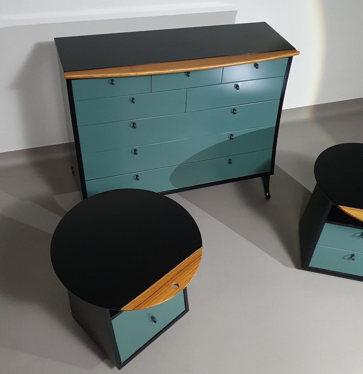 Giorgetti set 1990 by Umberto Asnago
Bed sidetables / sidetables / sideboard with drawers.
