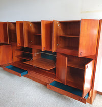 Grote wandkast V-vorm 360 x 175 cm
 Bestaat uit 4 boven delen ( met bureauklep) en 4 onderdelen met lades jaren 60