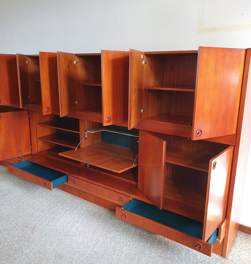 Grote wandkast V-vorm 360 x 175 cm
 Bestaat uit 4 boven delen ( met bureauklep) en 4 onderdelen met lades jaren 60