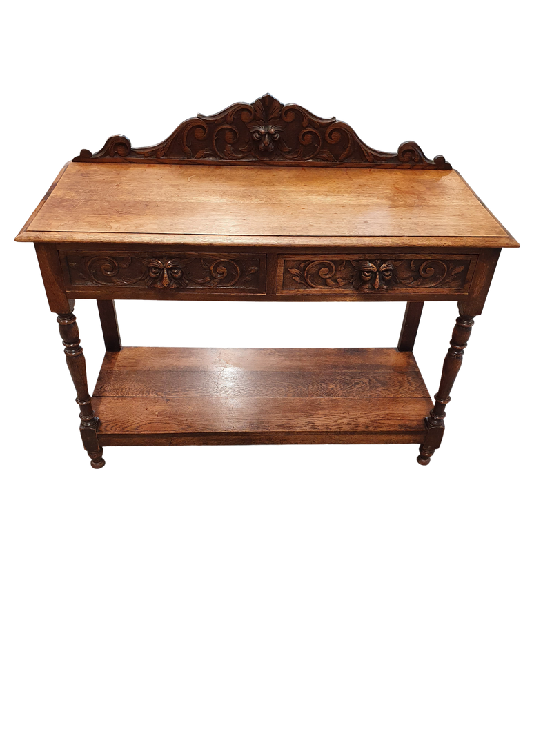 Victoriaanse gotische eikenhouten bijzettafel, decoratief gesneden rond 1920. Groene maskerdecoratie