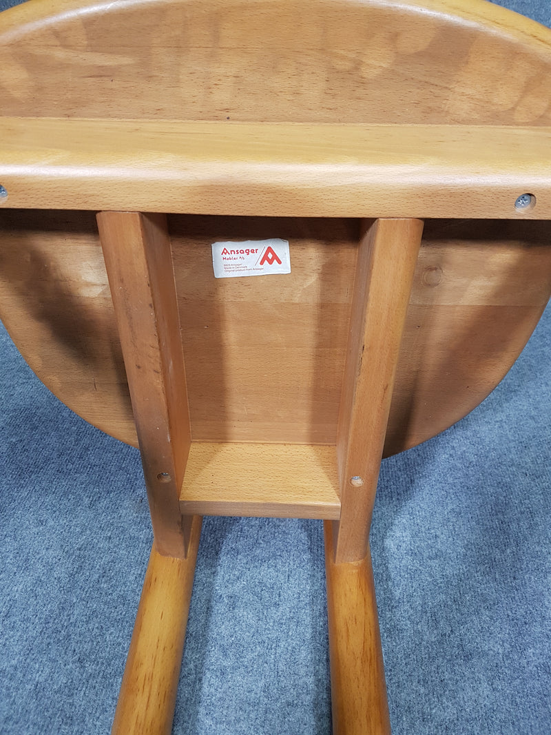 logo.human 4 x stoel, gemaakt van massief esdoorn door Ansager Møbler, Denemarken. Deens vakmanschap, gemerkt met stempel.