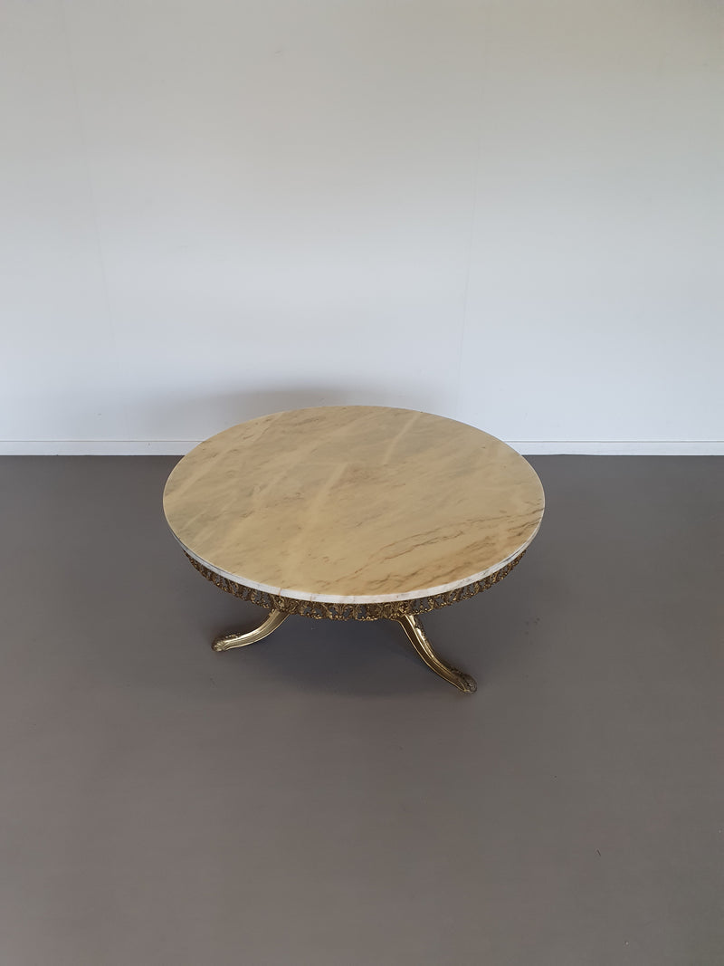 Marmeren salontafel uit de jaren 60, bovenblad is Italiaans marmer met prachtige kleuren en tekening (geen schade aan het blad) het blad ligt op een vuur verguld onderstel met veel details. ○ 90cm x 42cm