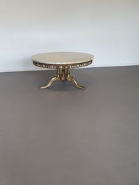 Marmeren salontafel uit de jaren 60, bovenblad is Italiaans marmer met prachtige kleuren en tekening (geen schade aan het blad) het blad ligt op een vuur verguld onderstel met veel details. ○ 90cm x 42cm