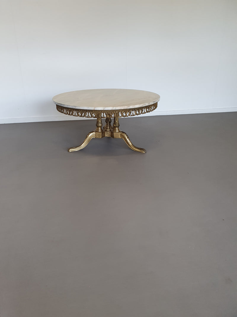 Marmeren salontafel uit de jaren 60, bovenblad is Italiaans marmer met prachtige kleuren en tekening (geen schade aan het blad) het blad ligt op een vuur verguld onderstel met veel details. ○ 90cm x 42cm