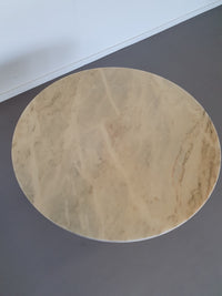 Marmeren salontafel uit de jaren 60, bovenblad is Italiaans marmer met prachtige kleuren en tekening (geen schade aan het blad) het blad ligt op een vuur verguld onderstel met veel details. ○ 90cm x 42cm