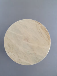 Marmeren salontafel uit de jaren 60, bovenblad is Italiaans marmer met prachtige kleuren en tekening (geen schade aan het blad) het blad ligt op een vuur verguld onderstel met veel details. ○ 90cm x 42cm
