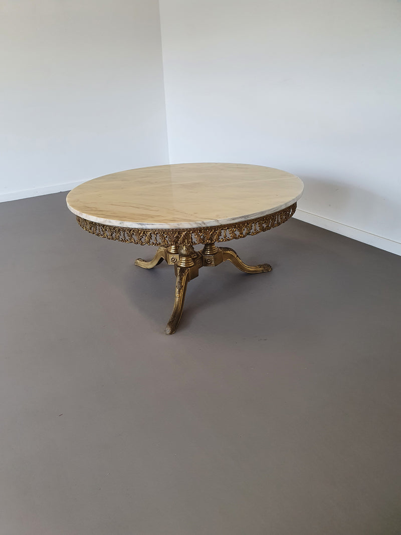 Marmeren salontafel uit de jaren 60, bovenblad is Italiaans marmer met prachtige kleuren en tekening (geen schade aan het blad) het blad ligt op een vuur verguld onderstel met veel details. ○ 90cm x 42cm