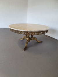 Marmeren salontafel uit de jaren 60, bovenblad is Italiaans marmer met prachtige kleuren en tekening (geen schade aan het blad) het blad ligt op een vuur verguld onderstel met veel details. ○ 90cm x 42cm
