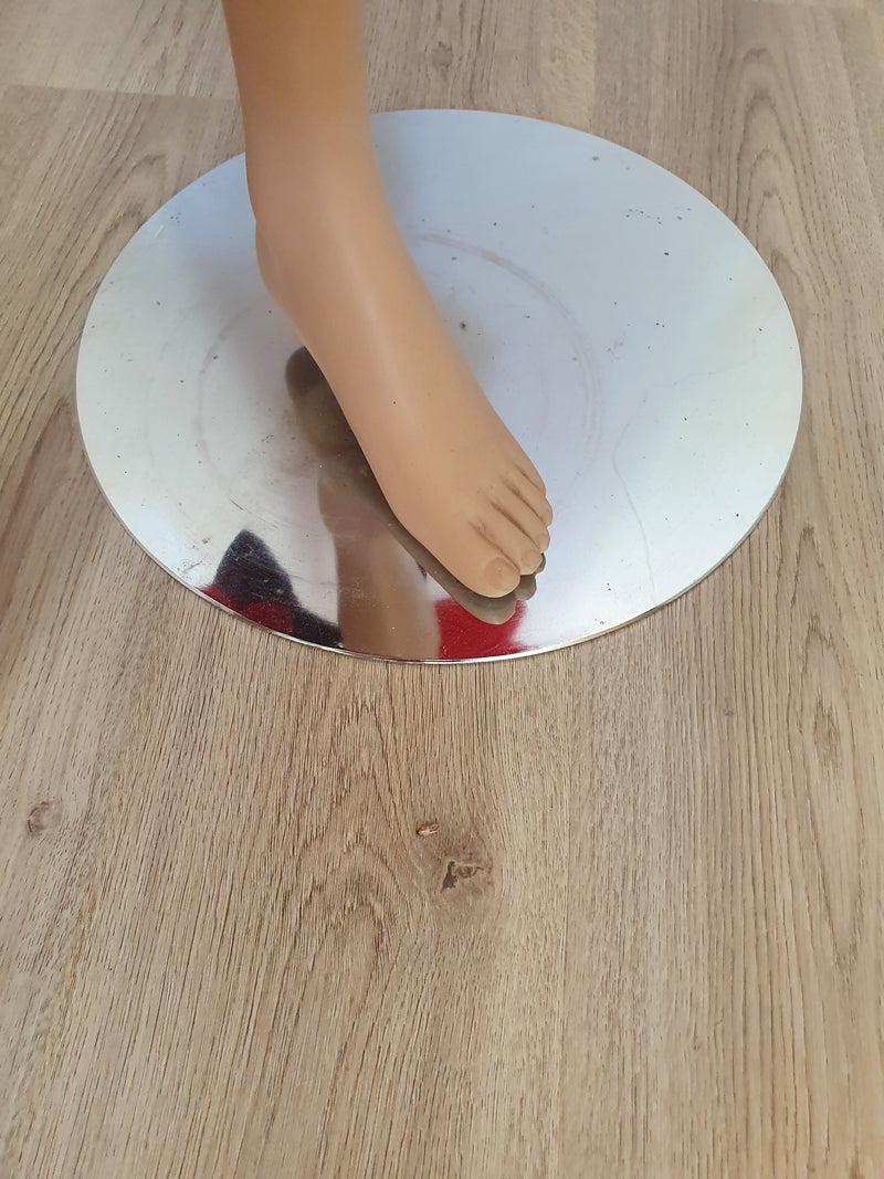Chill Out paspop gemaakt in opdracht van De Bijenkorf 1995.