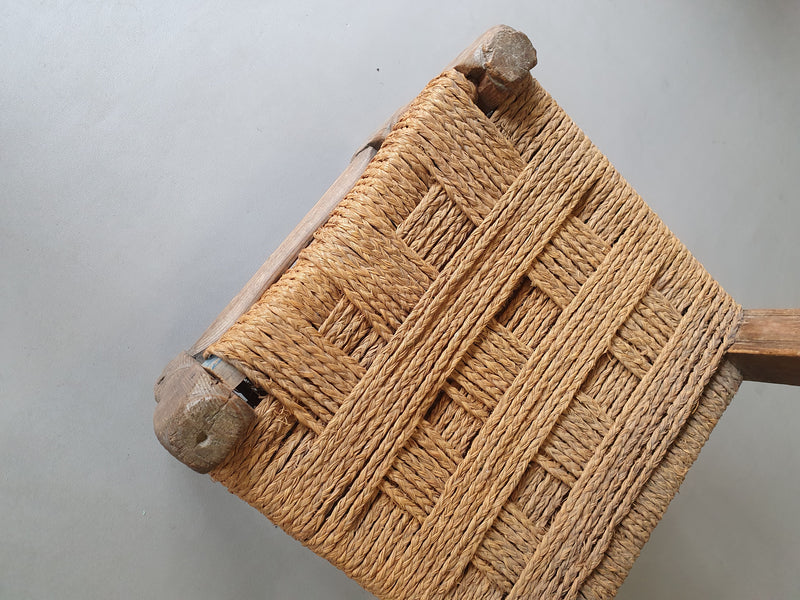 2 brutalistische touwstoelen midden 1900