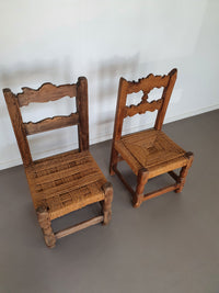 2 brutalistische touwstoelen midden 1900