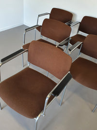6 x retro stoel jaren zeventig in goede staat. 2 stoelen hebben een lage rugleuning en armleuningen