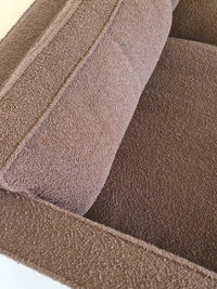 Artifort bank C905 van Kho Liang Ie 240 x 80 x 65 cm. Originele bekleding bruine boucléwol