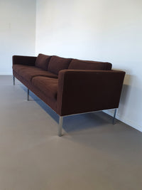 Artifort bank C905 van Kho Liang Ie 240 x 80 x 65 cm. Originele bekleding bruine boucléwol