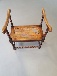 Wokkel stoel met armleuningen en webbing zitting.