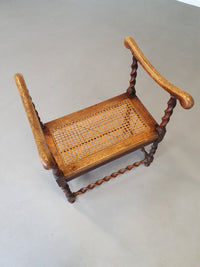 Wokkel stoel met armleuningen en webbing zitting.