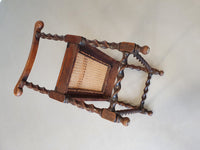 Wokkel stoel met armleuningen en webbing zitting.