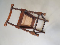Wokkel stoel met armleuningen en webbing zitting.