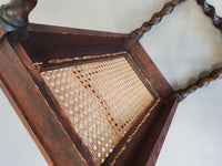 Wokkel stoel met armleuningen en webbing zitting.