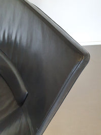 Leren, zware lounge stoelen. Breed 75 - hoog 87 - diep 70 cm. Prijs is voor de set.
