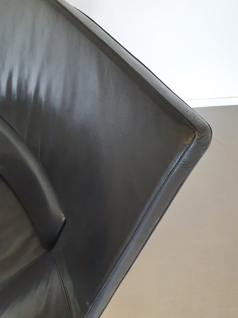Leren, zware lounge stoelen. Breed 75 - hoog 87 - diep 70 cm. Prijs is voor de set.