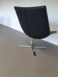 Leren, zware lounge stoelen. Breed 75 - hoog 87 - diep 70 cm. Prijs is voor de set.