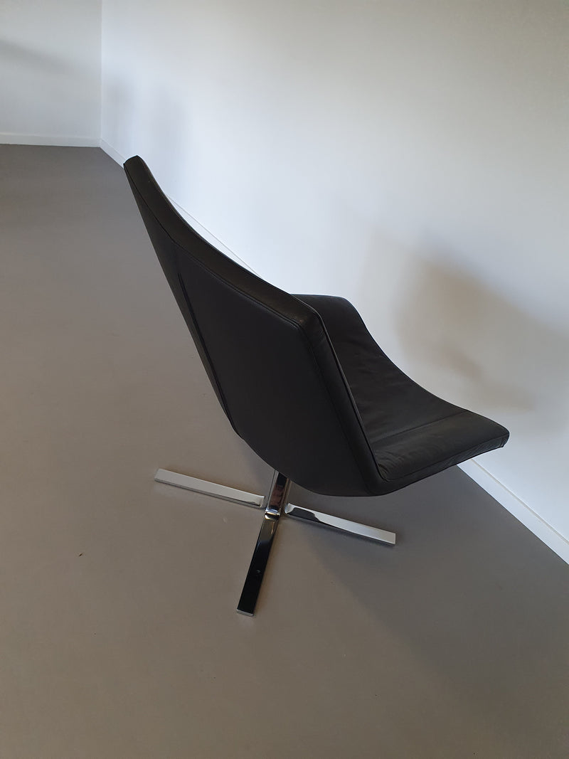 Leren, zware lounge stoelen. Breed 75 - hoog 87 - diep 70 cm. Prijs is voor de set.