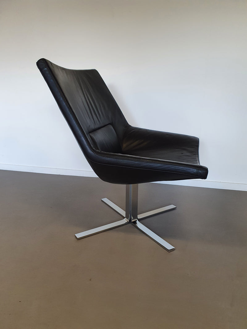 Leren, zware lounge stoelen. Breed 75 - hoog 87 - diep 70 cm. Prijs is voor de set.