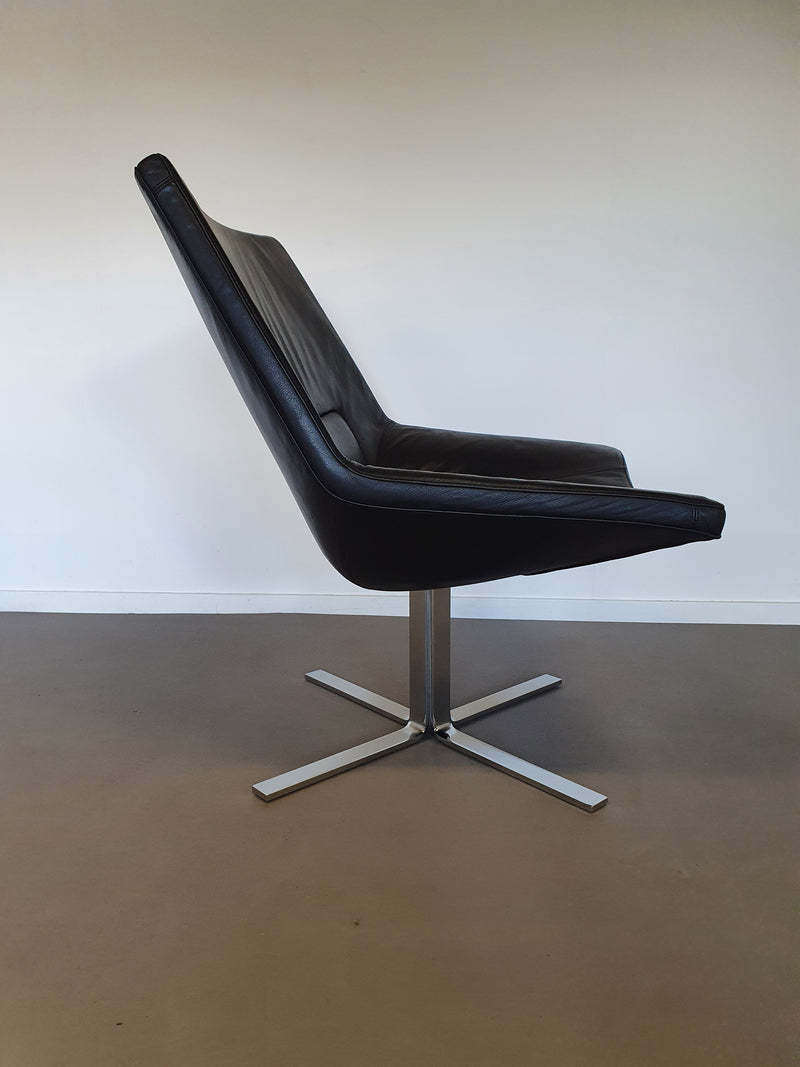 Leren, zware lounge stoelen. Breed 75 - hoog 87 - diep 70 cm. Prijs is voor de set.