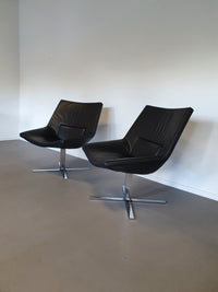Leren, zware lounge stoelen. Breed 75 - hoog 87 - diep 70 cm. Prijs is voor de set.