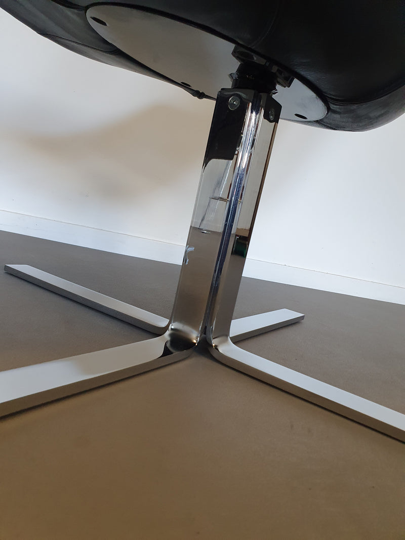 Leren, zware lounge stoelen. Breed 75 - hoog 87 - diep 70 cm. Prijs is voor de set.