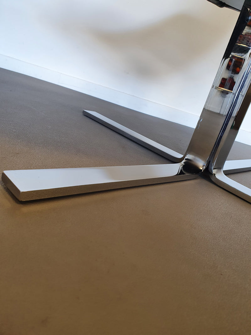 Leren, zware lounge stoelen. Breed 75 - hoog 87 - diep 70 cm. Prijs is voor de set.