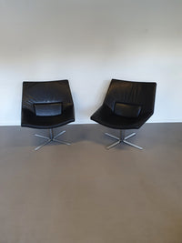 Leren, zware lounge stoelen. Breed 75 - hoog 87 - diep 70 cm. Prijs is voor de set.