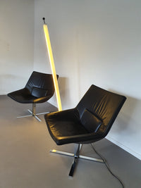 Leren, zware lounge stoelen. Breed 75 - hoog 87 - diep 70 cm. Prijs is voor de set.