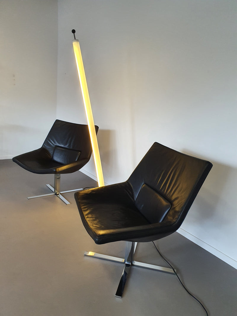 Leren, zware lounge stoelen. Breed 75 - hoog 87 - diep 70 cm. Prijs is voor de set.