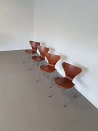 Arne Jacobsen Fritz Hansen SERIE 7 vlinderstoelen teak