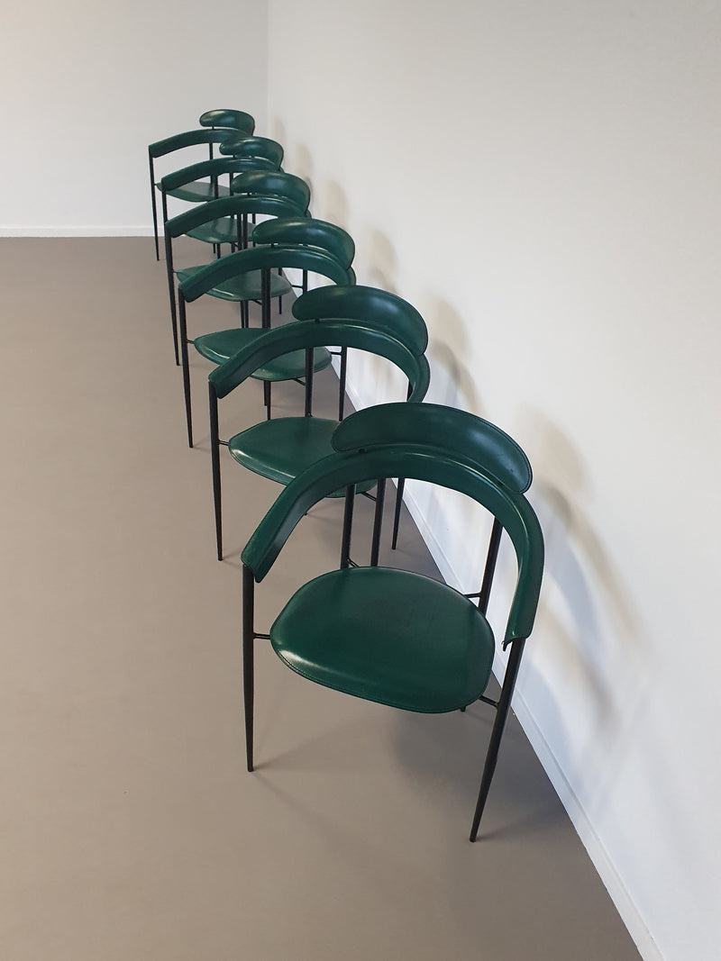 Set van zes zeldzame groene leren stiletto stoelen van Arrben met zwart frame